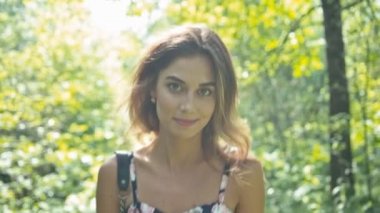 Ormandaki neşeli genç kadın