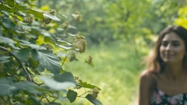 Genç kadın almak çiçek