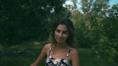 Ormandaki neşeli genç kadın