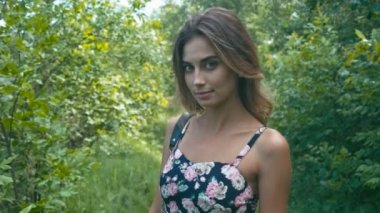 Ormandaki neşeli genç kadın