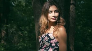 ağacın yanında genç bir kadın