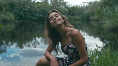 Mavi göl, Genç kadın