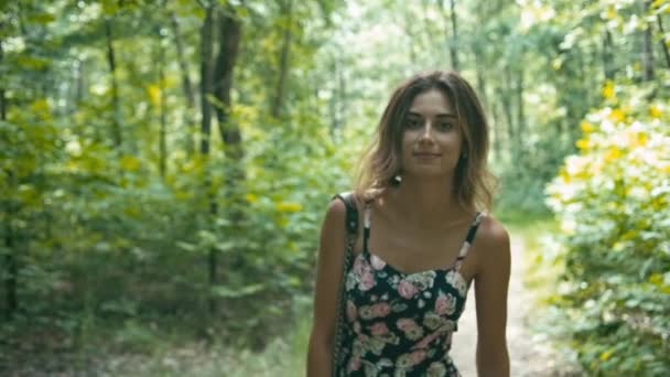 Vidám, fiatal nő erdőben — Stock videók