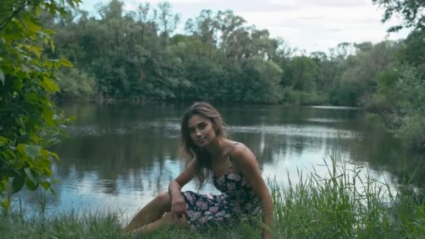 Young woman at blue lake — Stock Video