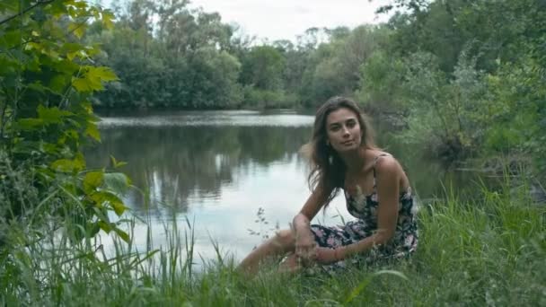 青い湖の若い女性 — ストック動画