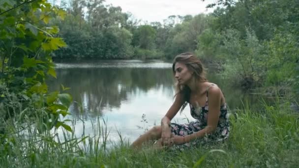 Mujer joven en el lago azul — Vídeos de Stock