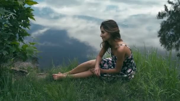 Mujer joven en el lago azul — Vídeos de Stock