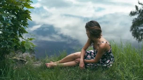 Ung kvinna på blue lake — Stockvideo
