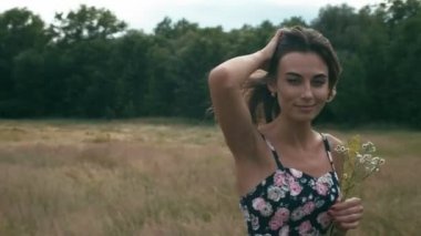 Çayır neşeli genç kadın