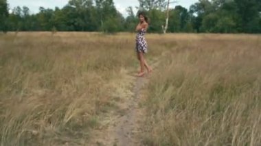 Çayır neşeli genç kadın