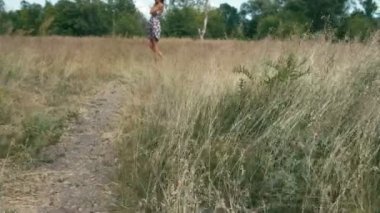 Çayır neşeli genç kadın