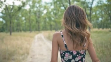 Genç kadın yolda yürürken