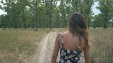 Genç kadın yolda yürürken