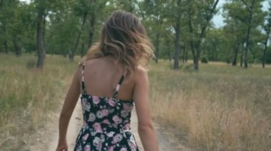 Genç kadın yolda yürürken