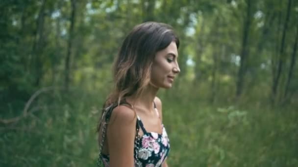 Весела молода жінка в лісі — стокове відео