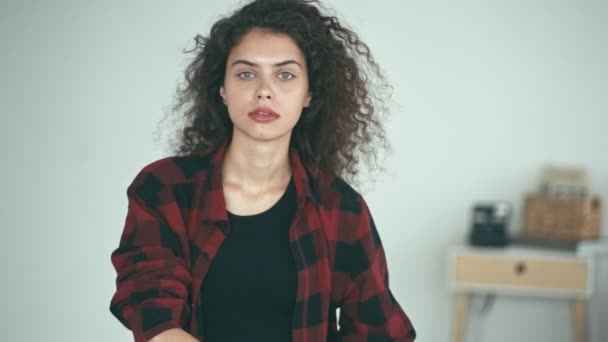 युवा स्त्री खुर्ची मध्ये पोझिंग — स्टॉक व्हिडिओ