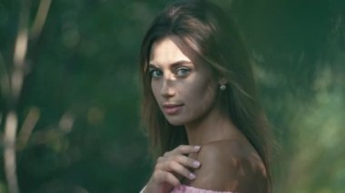 Genç güzel Bayan açık havada dikey