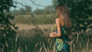 Genç güzel Bayan açık havada dikey