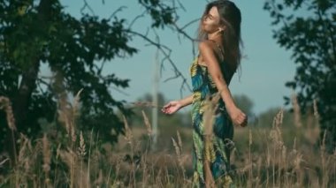 Genç güzel Bayan açık havada dikey