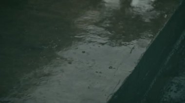 Beton zemin yağmur damlaları