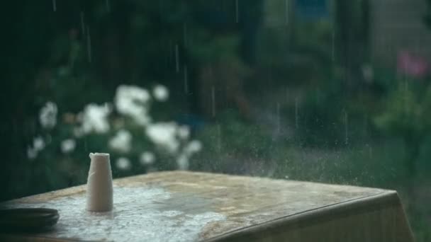 Gotas de lluvia en la mesa del jardín — Vídeos de Stock