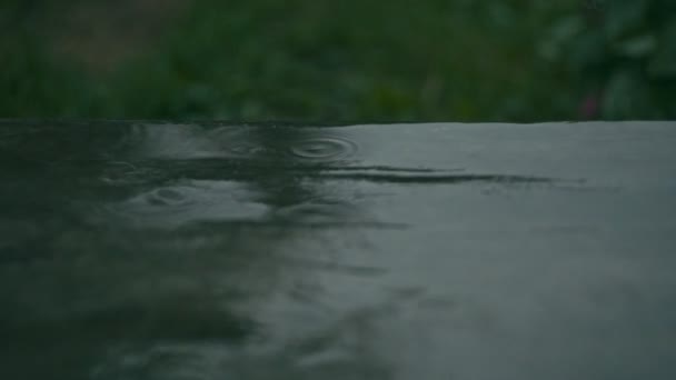 Gotas de lluvia en el suelo de hormigón — Vídeos de Stock