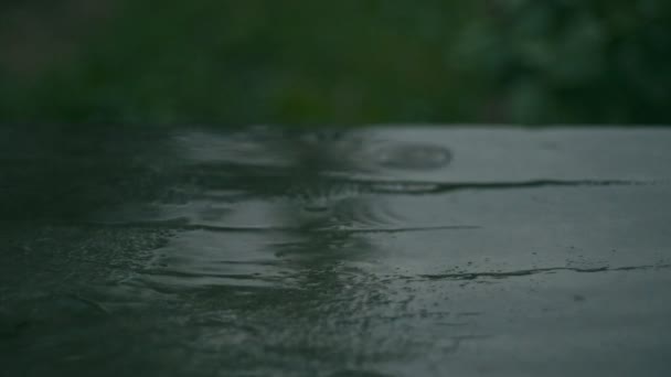 Gotas de lluvia en el suelo de hormigón — Vídeo de stock