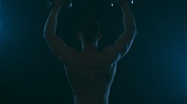 Kaslı adamın silueti