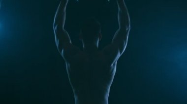 Kaslı adamın silueti