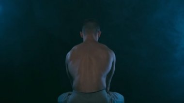 Kaslı adamın silueti