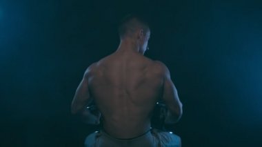 Kaslı adamın silueti