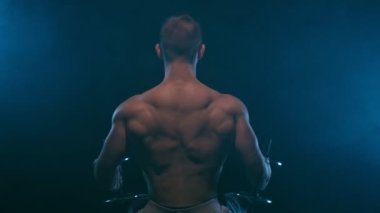 Kaslı adamın silueti