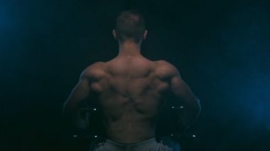 Kaslı adamın silueti