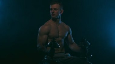 Kaslı adamın silueti