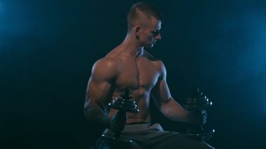 Kaslı adamın silueti