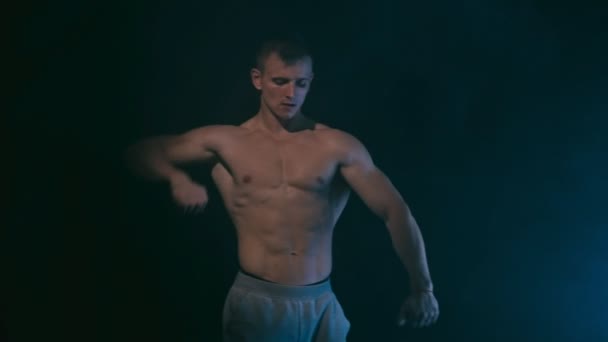 Fitness mannen på svart — Stockvideo