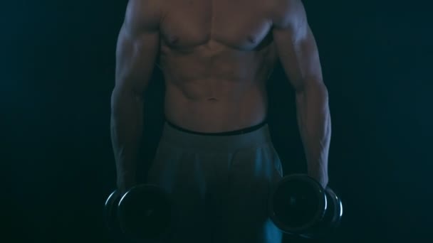 Hombre de fitness en negro — Vídeo de stock