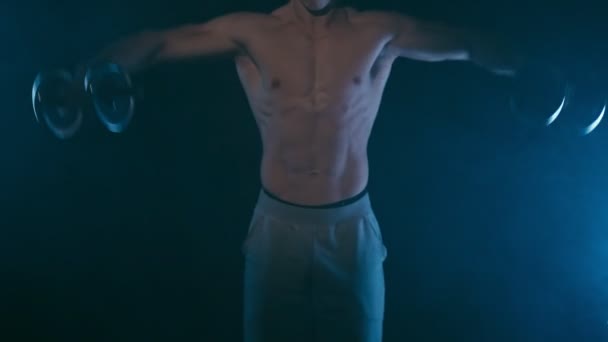 Fitness mannen på svart — Stockvideo