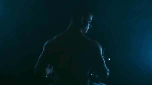 Silhouette of muscular man — Stock Video