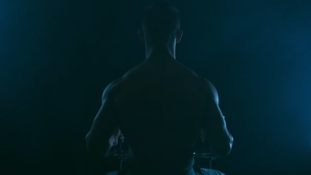 Silhouette dell'uomo muscoloso — Video Stock