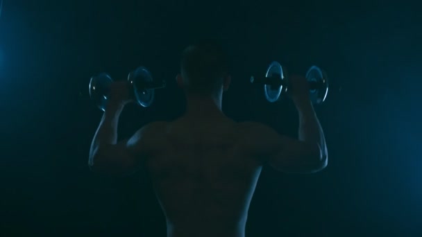 Силуэт мускулистого человека — стоковое видео