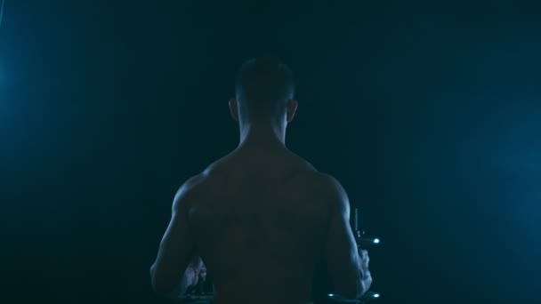 Силуэт мускулистого человека — стоковое видео