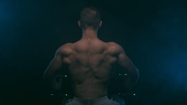 肌肉男人的轮廓 — 图库视频影像