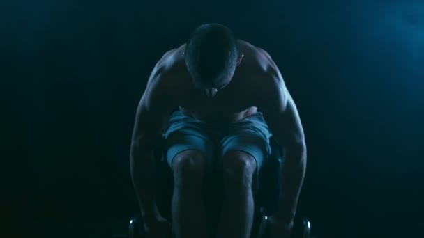 Fitness muž na černém pozadí — Stock video