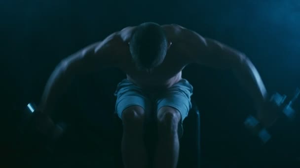Hombre de fitness en negro — Vídeo de stock