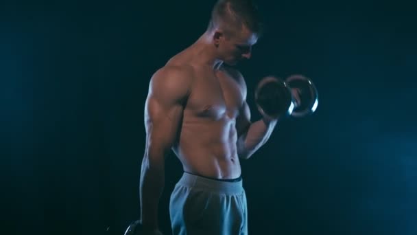 Fitness homme sur noir — Video
