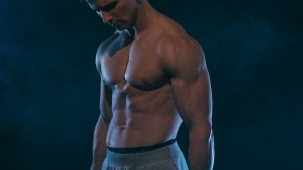 Fitness homme sur noir — Video