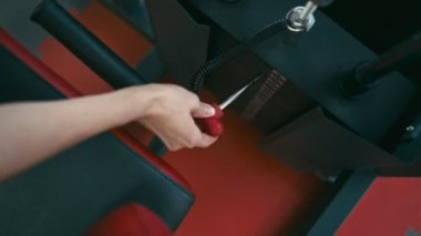 Kadın koymak PIN plaka içine el