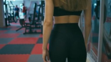 Genç kadın yürüyüş spor salonunda yerleştirmek.