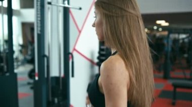 Uygun kadın egzersiz dumbbells ile